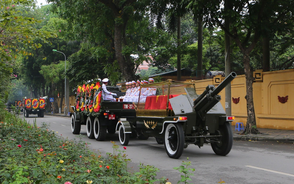 Đoàn xe tang nguyên Chủ tịch nước, Đại tướng Lê Đức Anh đi qua đường Nguyễn Tri Phương cổng Bộ Quốc phòng (ảnh chụp lúc 11 giờ 40 phút). (Ảnh: Thành Đạt /TTXVN)