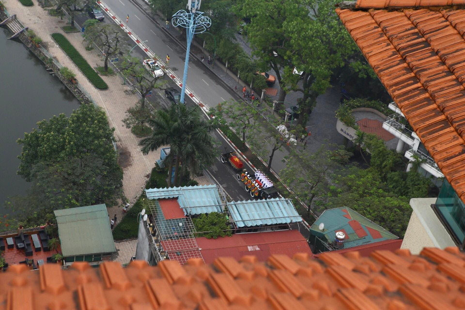 Đoàn xe đưa linh cữu nguyên Chủ tịch nước, Đại tướng Lê Đức Anh qua đường Thanh Niên (Hà Nội). (Ảnh: Minh Quyết/ TTXVN)