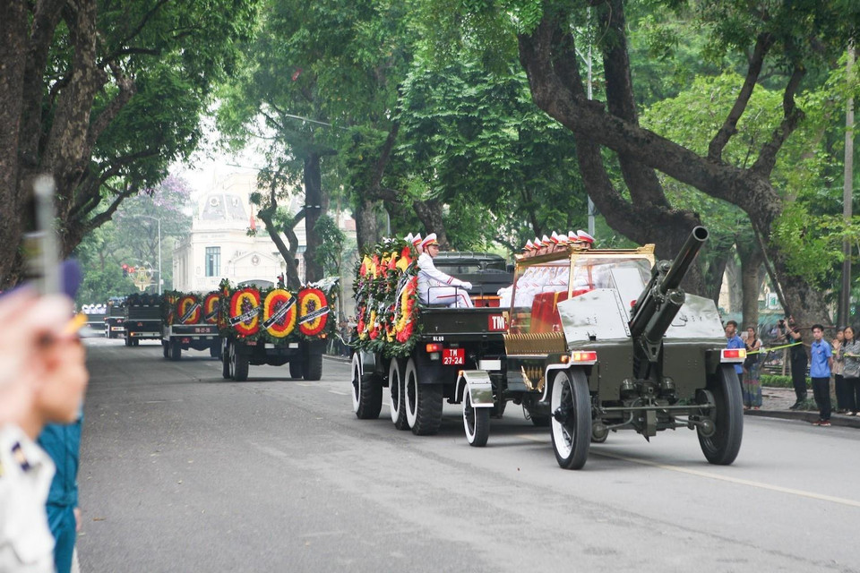 Linh xa đưa linh cữu nguyên Chủ tịch nước, Đại tướng Lê Đức Anh đi qua tuyến phố Hàng Khay (Hà Nội). (Ảnh: Thanh Tùng/TTXVN)