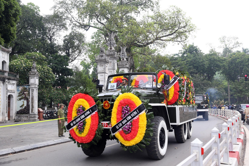 Đoàn xe tang nguyên Chủ tịch nước, Đại tướng Lê Đức Anh đi qua đường Thanh Niên. (Ảnh: Huy Hùng/TTXVN)