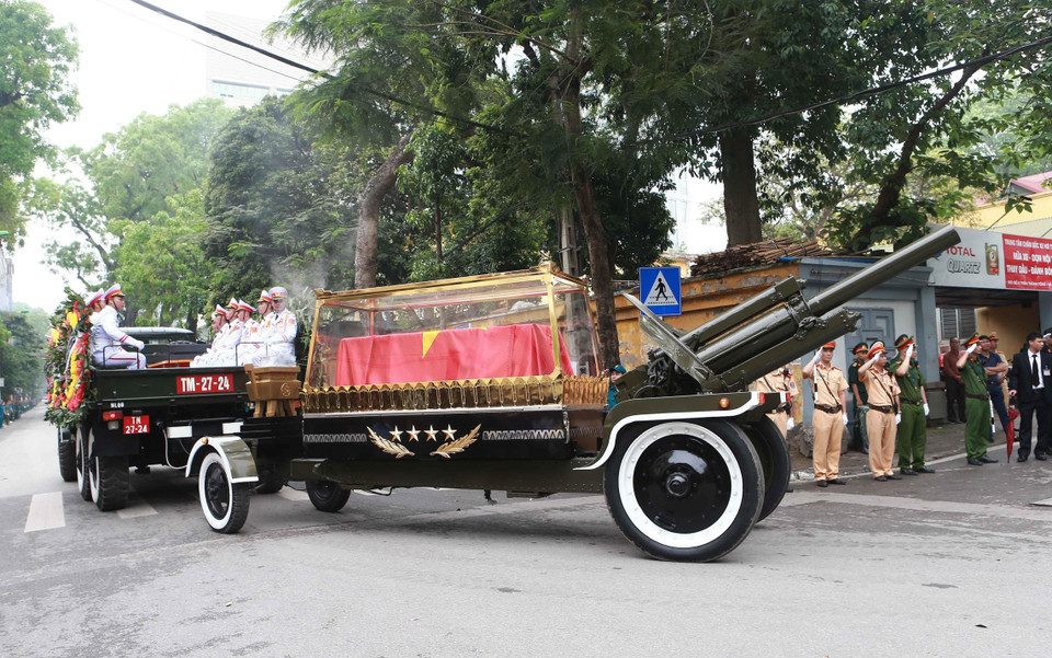 Đoàn xe đưa linh cữu nguyên Chủ tịch nước, Đại tướng Lê Đức Anh rời Nhà tang lễ Quốc gia. Ảnh: Doãn Tấn - TTXVN