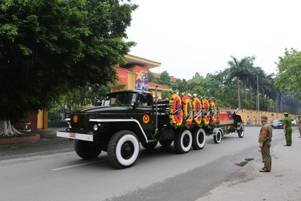 Đoàn xe tang nguyên Chủ tịch nước, Đại tướng Lê Đức Anh đi qua đường Nguyễn Tri Phương cổng Bộ Quốc phòng (ảnh chụp lúc 11 giờ 40 phút). (Ảnh: Thành Đạt/TTXVN)