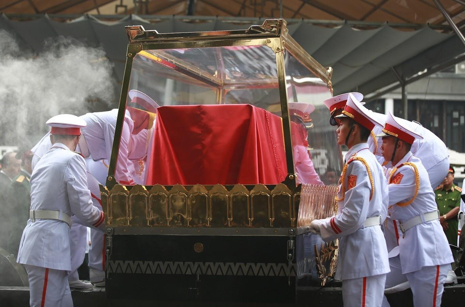 Đội nghi lễ Quân đội quàn linh cữu nguyên Chủ tịch nước, Đại tướng Lê Đức Anh trên linh xa. (Ảnh Trọng Đạt/TTXVN)