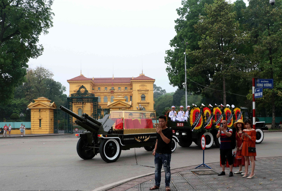 Xe chở linh cữu nguyên Chủ tịch nước, Đại tướng Lê Đức Anh di chuyển qua tuyến phố Hoàng Văn Thụ - Hùng Vương (Hà Nội). (Ảnh: Văn Điệp/TTXVN)