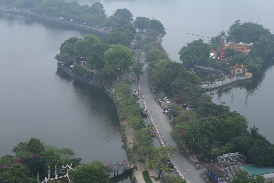 Đoàn xe đưa linh cữu nguyên Chủ tịch nước, Đại tướng Lê Đức Anh qua đường Thanh Niên (Hà Nội). (Ảnh: Minh Quyết/ TTXVN)