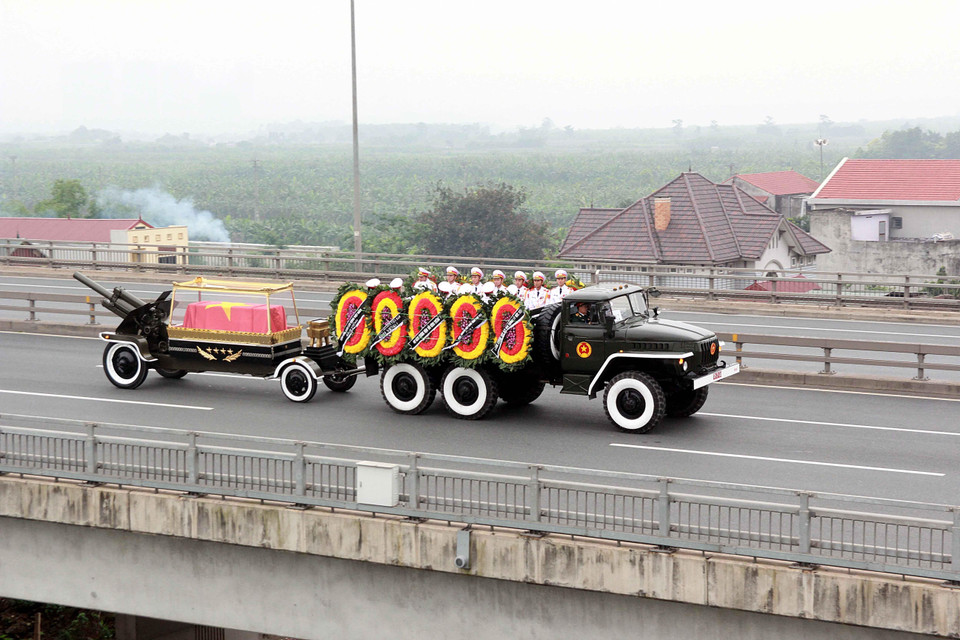 Đoàn xe đưa linh cữu nguyên Chủ tịch nước, Đại tướng Lê Đức Anh di chuyển trên cầu Nhật Tân ra sân bay Quốc tế Nội Bài. (Ảnh: Quang Quyết/TTXVN)