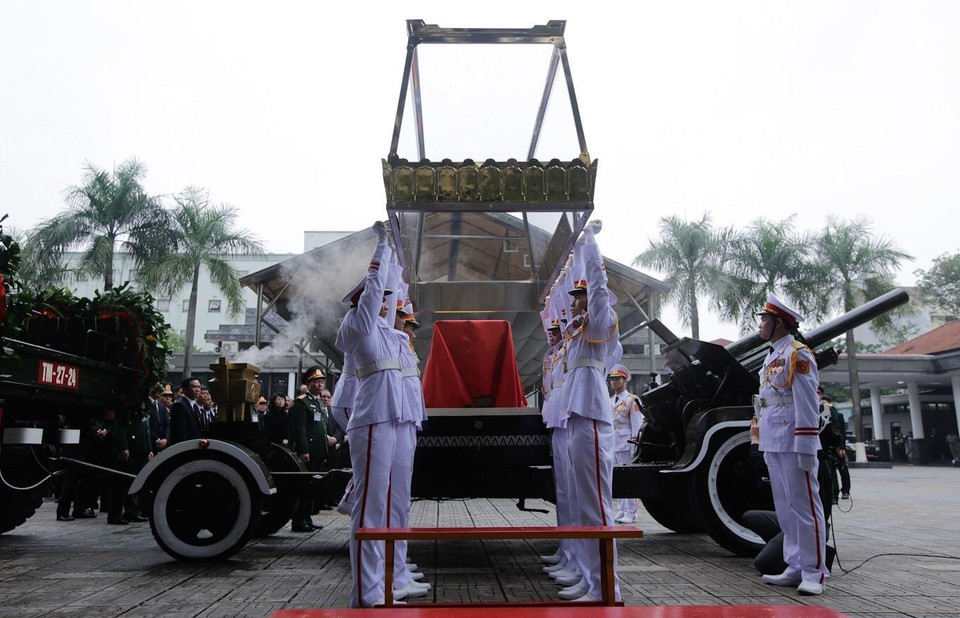 Đội nghi lễ Quân đội quàn linh cữu nguyên Chủ tịch nước, Đại tướng Lê Đức Anh trên linh xa. (Ảnh Trọng Đạt/TTXVN)