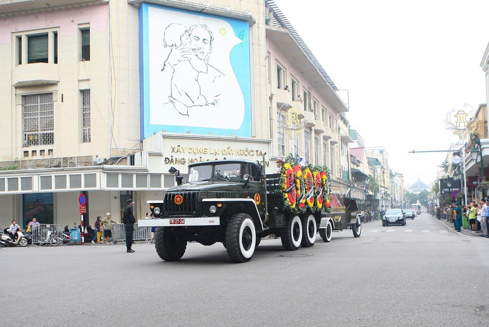 Đoàn xe đưa linh cữu nguyên Chủ tịch nước, Đại tướng Lê Đức Anh đi qua tuyến phố Tràng Tiền - Hàng Khay (Hà Nội). (Ảnh: Thanh Tùng/TTXVN)