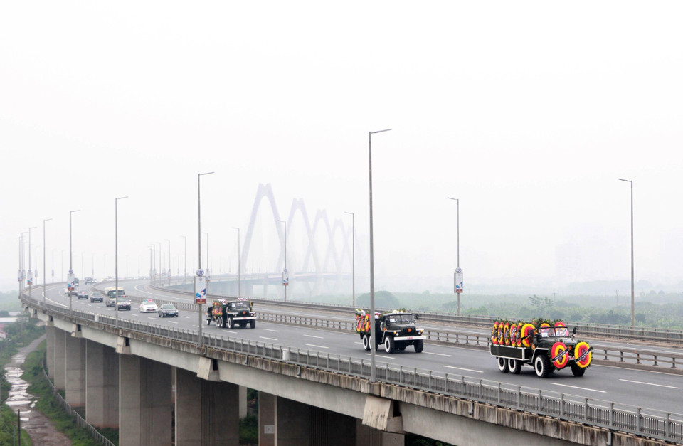 Đoàn xe đưa linh cữu nguyên Chủ tịch nước, Đại tướng Lê Đức Anh di chuyển trên cầu Nhật Tân ra sân bay Quốc tế Nội Bài. (Ảnh: Quang Quyết /TTXVN)