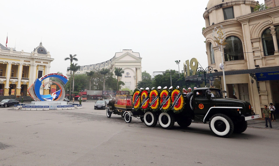 Đoàn xe đưa linh cữu Đại tướng Lê Đức Anh di chuyển qua Quảng trường Cách mạng Tháng 8 (Hà Nội). (Ảnh: Danh Lam/TTXVN)