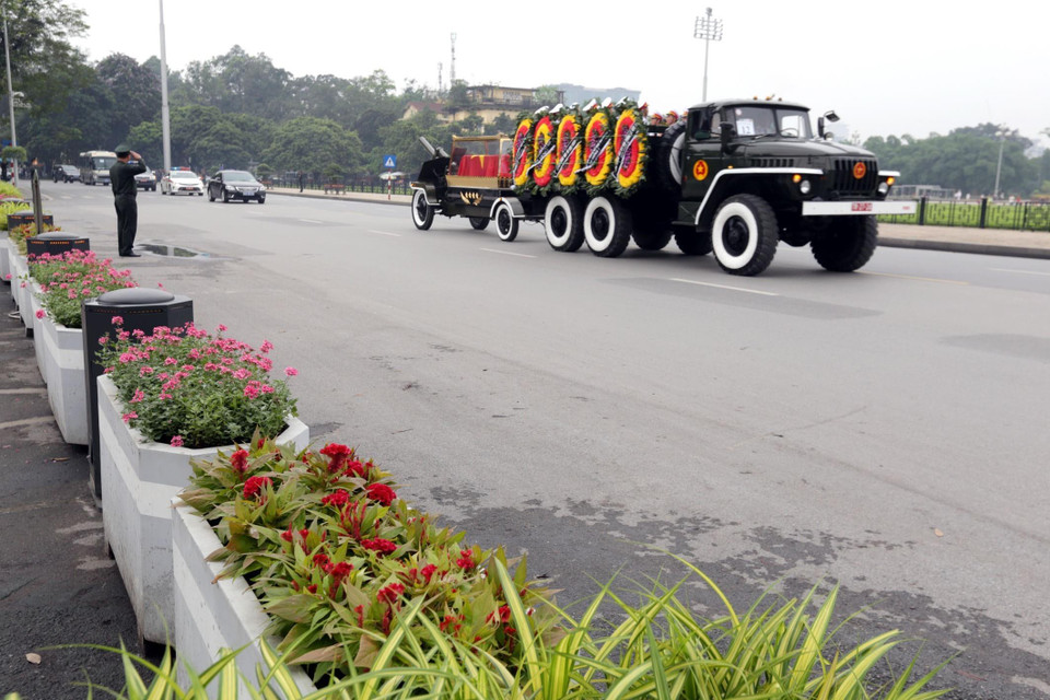 Đoàn xe đưa linh cữu nguyên Chủ tịch nước, Đại tướng Lê Đức Anh đi qua tuyến đường Độc Lập, Hà Nội. Ảnh: TTXVN
