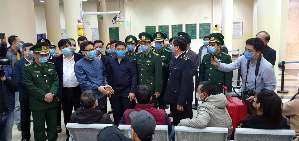 Phó Thủ tướng Vũ Đức Đam kiểm tra công tác phòng, chống dịch nCoV tại Quảng Ninh. (Ảnh: TTXVN)