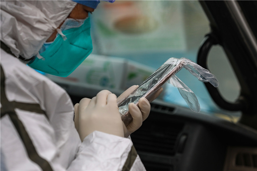 Bọc kín điện thoại di động để phòng chống dịch bệnh. (Nguồn: chinadaily.com.cn)