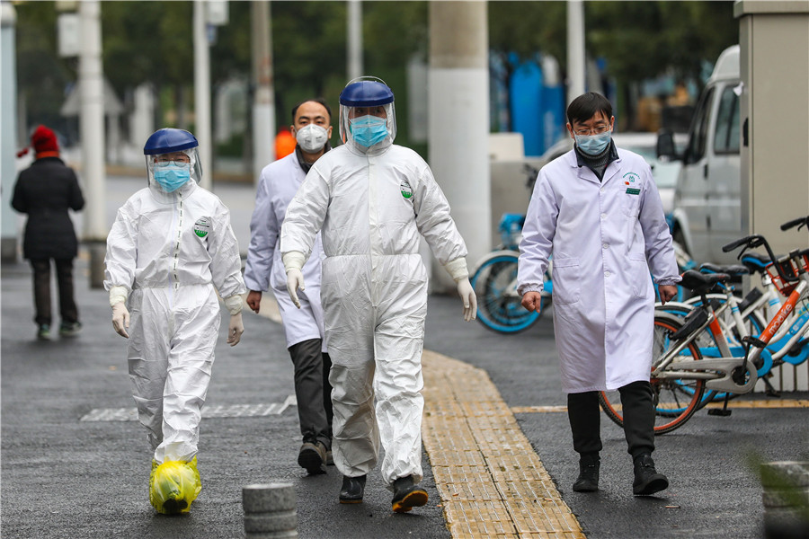 Những nhân viên y tế trên tuyến đầu chống dịch. (Nguồn: chinadaily.com.cn)