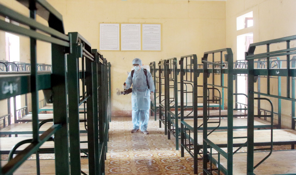 Công tác tiêu độc khử trùng tại Trung đoàn 123, nơi sẽ thu dung, cách ly 14 ngày các đối tượng nhập cảnh vào Việt Nam. (Ảnh: TTXVN)