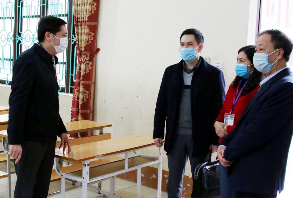 Phó Chủ tịch UBND tỉnh Lạng Sơn Nguyễn Long Hải kiểm tra công tác phòng dịch tại một số cơ sở trường học thuộc huyện biên giới Cao Lộc. (Ảnh: TTXVN)
