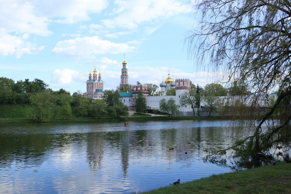 Công viên tu viện Novodevichy nằm bên bờ sông Moskva, là một trong những không gian xanh lý tưởng để người dân Nga và du khách thư giãn, tận hưởng bầu không khí trong lành. (Ảnh: Hùng Võ/Vietnam+)