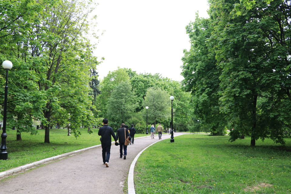 Không chỉ chiêm ngưỡng tác phẩm điêu khắc về đàn vịt bằng đồng trên, khi dạo quanh khu hồ nước xanh ngắt, bạt ngàn cây xanh trong Công viên tu viện Novodevichy, du khách còn có dịp chiêm ngưỡng từng đàn chim bồ câu, vịt trời và các loài hoa đủ sắc màu đẹp mắt. (Ảnh: Hùng Võ/Vietnam+)