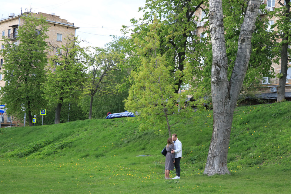 Một đôi bạn trẻ thể hiện tình cảm trong không gian xanh lãng mạn ở công viên. (Ảnh: Hùng Võ/Vietnam+)
