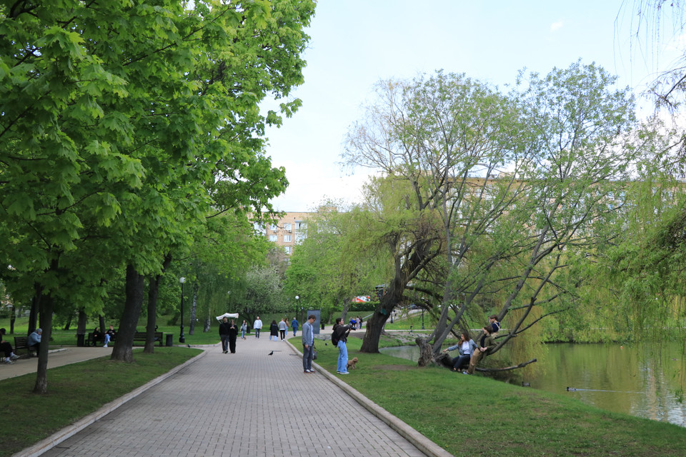 Khách du lịch check-in, lưu lại cảnh sắc tại công viên. (Ảnh: Hùng Võ/Vietnam+)