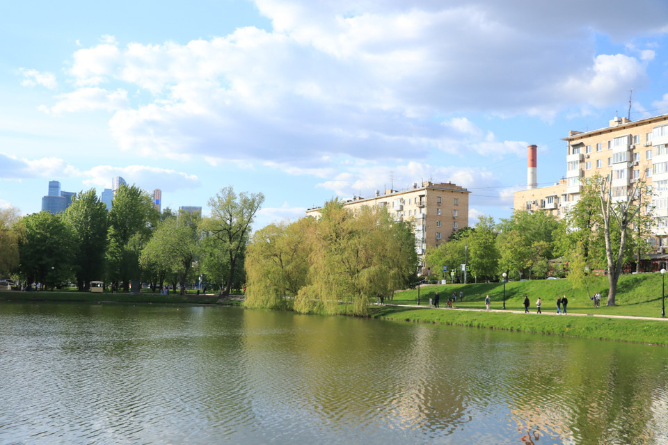 Người dân đi dạo quanh hồ nước trong xanh ở Công viên tu viện Novodevichy. (Ảnh: Hùng Võ/Vietnam+)