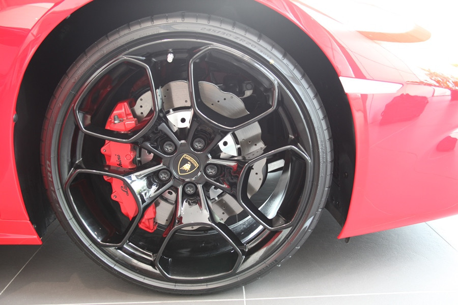 Lazăng 19 inch, hệ thống phanh composite với đĩa phanh hợp kim thép-nhôm, có đục lỗ và xẻ rãnh tản nhiệt. (Ảnh: Doãn Đức/Vietnam+)