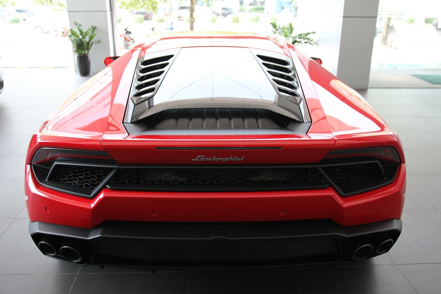 Huracan LP580-2 có trọng lượng đạt 1.389 kg, phân bố trọng lượng trước/sau lần lượt 40/60, dung tích bình xăng 83 lít. (Ảnh: Doãn Đức/Vietnam+)