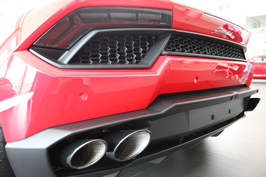 Hệ thống ống xả kép của “siêu bò” Lamborghini Hurcan LP580-2. (Ảnh: Doãn Đức/Vietnam+)