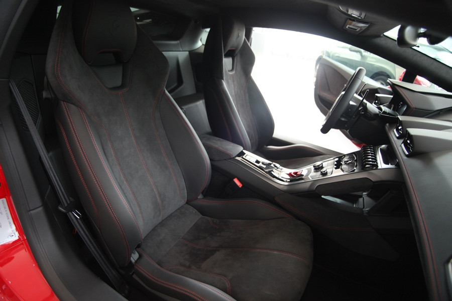 Nội thất bọc da Alcantara đen, một màu sắc đồng nhất. (Ảnh: Doãn Đức/Vietnam+)