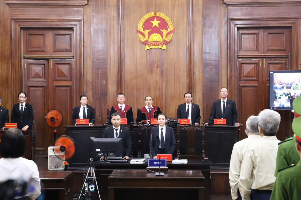 Hội đồng Xét xử tại phiên tòa. (Ảnh: Hồng Giang/TTXVN)