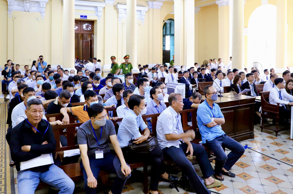 Những cá nhân, đại diện tổ chức có quyền lợi, nghĩa vụ liên quan đến vụ án có mặt tại phiên tòa. (Ảnh: Hồng Giang/TTXVN)