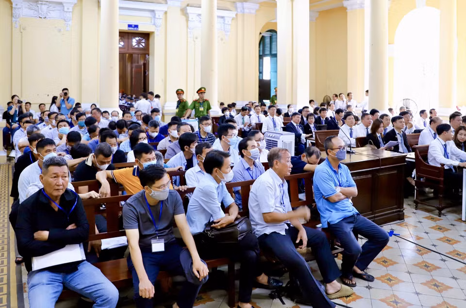 Những cá nhân, đại diện tổ chức có quyền lợi, nghĩa vụ liên quan đến vụ án có mặt tại phiên tòa. (Ảnh: Hồng Giang/TTXVN)