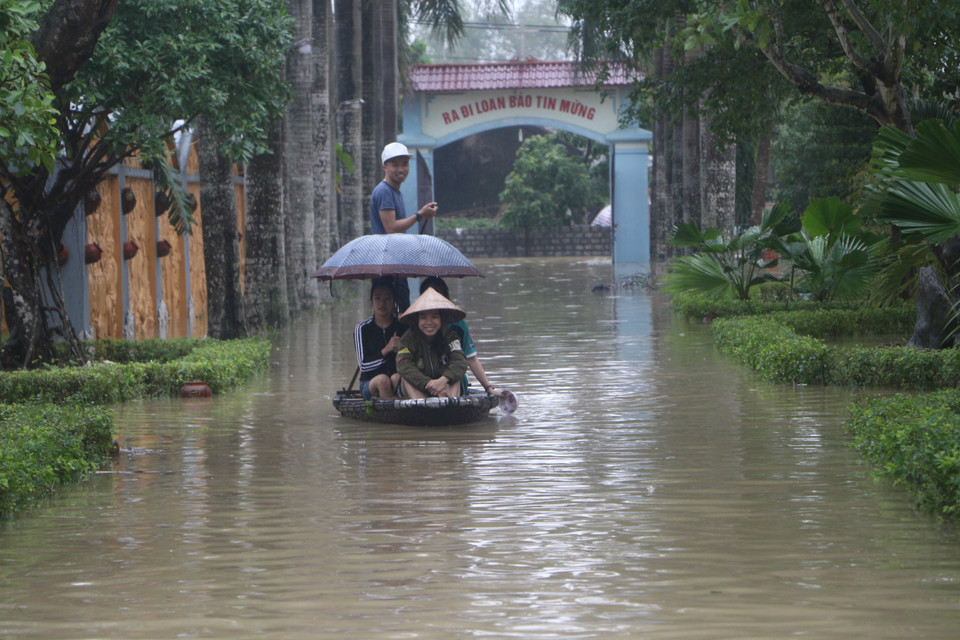 Tại xã Hưng Yên Bắc, nước dâng cao nửa nhà, người dân bị cô lập, phải di chuyển bằng thuyền. (Ảnh: Bích Huệ/TTXVN)