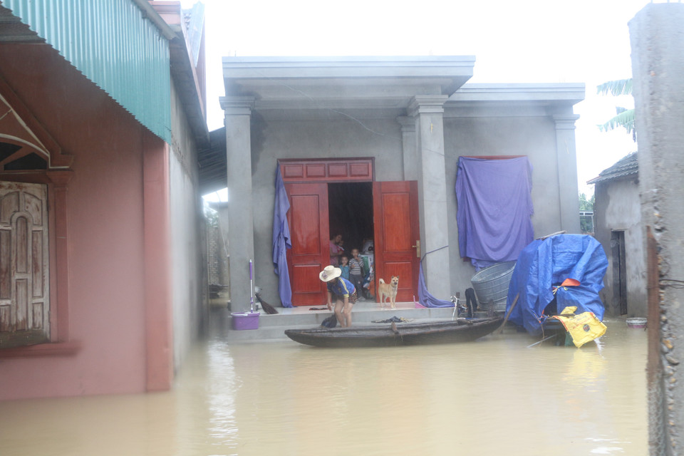 Tại xã Hưng Yên Bắc, nước dâng cao nửa nhà, người dân bị cô lập, phải di chuyển bằng thuyền. (Ảnh: Bích Huệ/TTXVN)