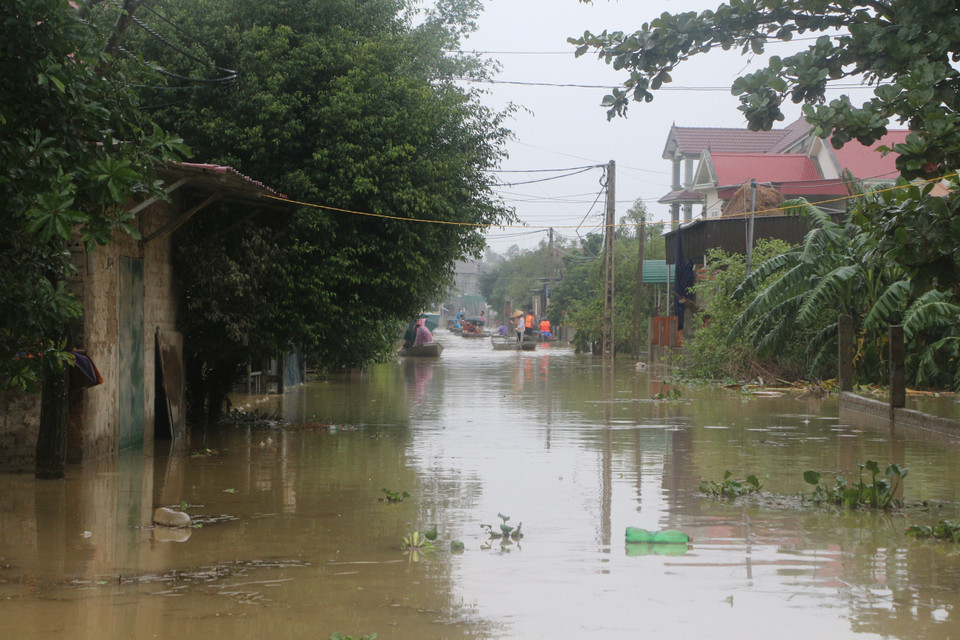 Nước lũ dâng cao, hàng ngàn hộ dân vũng trũng xã Hưng Yên Bắc, huyện Hưng Nguyên bị cô lập hoàn toàn. (Ảnh: Bích Huệ/TTXVN)