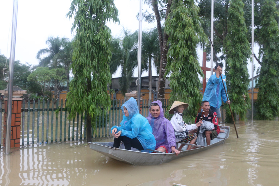 Tại xã Hưng Yên Bắc, nước dâng cao nửa nhà, người dân bị cô lập, phải di chuyển bằng thuyền. (Ảnh: Bích Huệ/TTXVN)