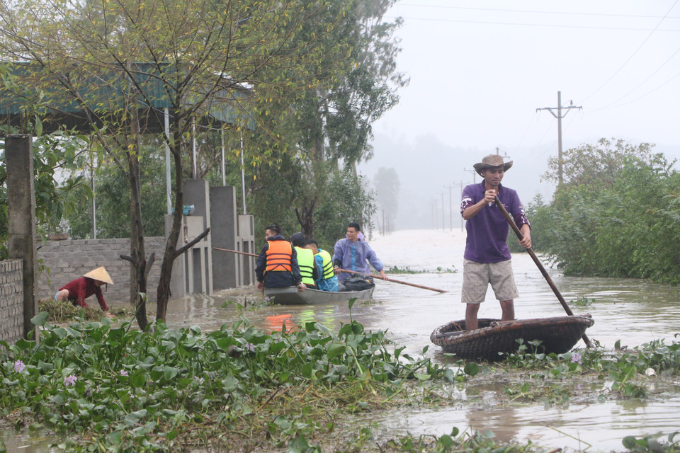 Nước lũ dâng cao kèm theo bèo tây bám dày đặc khiến cho việc di chuyển bằng thuyền, ca nô của dân cũng như đoàn cứu trợ gặp nhiều khó khăn ở xã Hưng Yên Bắc, huyện Hưng Nguyên. (Ảnh: Bích Huệ/TTXVN)