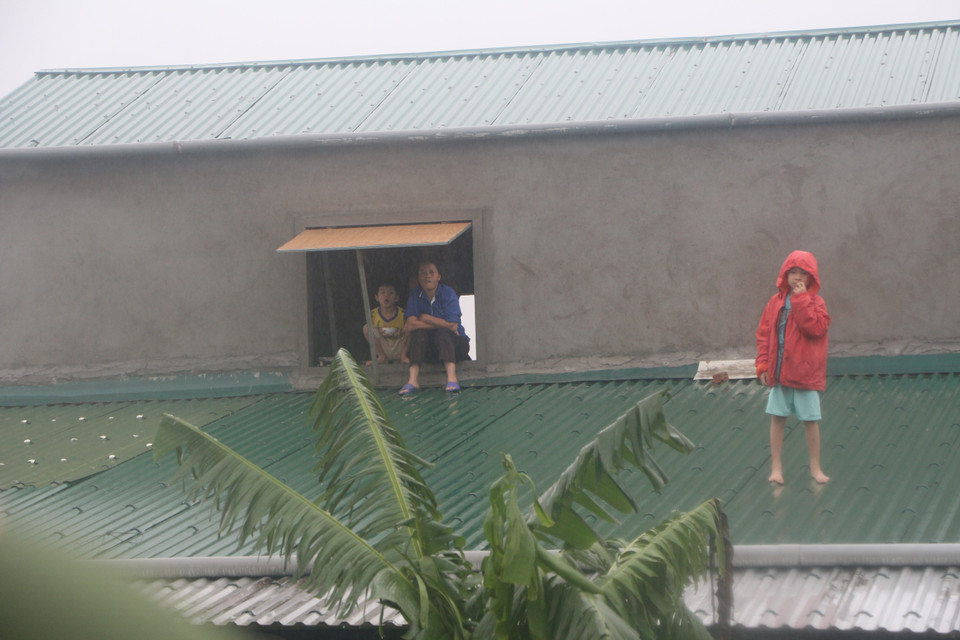 Nước lũ dâng cao, hàng ngàn hộ dân vũng trũng xã Hưng Trung, huyện Hưng Nguyên bị cô lập hoàn toàn. (Ảnh: Bích Huệ/TTXVN)