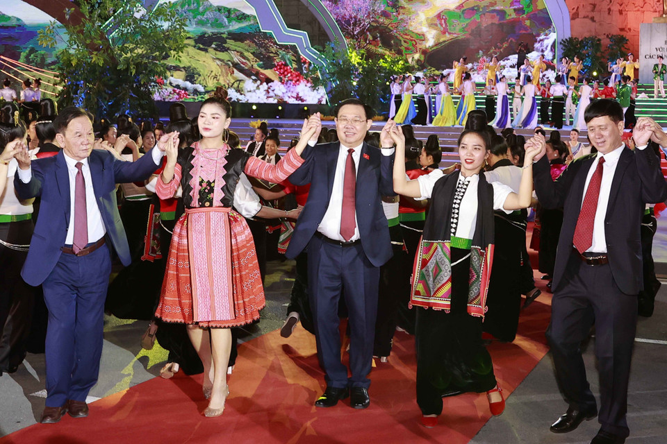 Chủ tịch Quốc hội Vương Đình Huệ và đại biểu cùng chung vòng xòe đại đoàn kết. (Ảnh: Doãn Tấn/TTXVN)