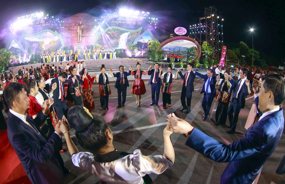 Chủ tịch Quốc hội Vương Đình Huệ và đại biểu cùng chung vòng xòe đại đoàn kết. (Ảnh: Doãn Tấn/TTXVN)