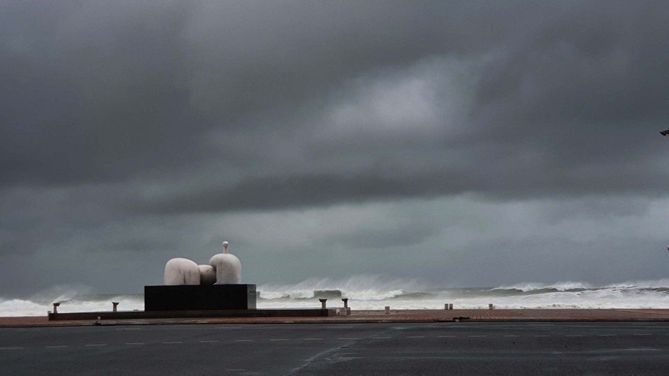 Đường ven biển Võ Nguyên Giáp gió giật, rít mạnh, sóng cao khoảng 3-5 mét. (Ảnh: Văn Dũng/TTXVN)