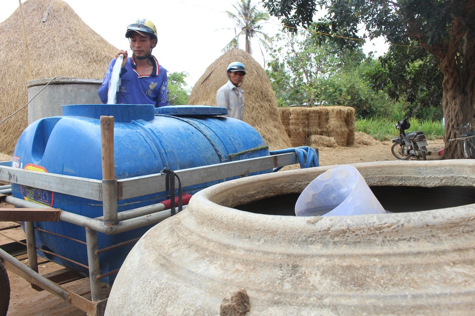 Người dân một số khu vực ở tỉnh Bến Tre đang phải mua từng khối nước ngọt với giá lên đến 280.000 đồng. (Ảnh: Hùng Võ/Vietnam+)