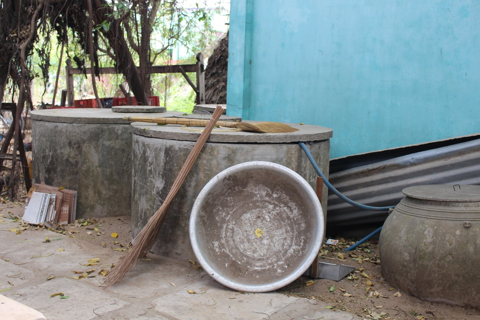 Người dân miền Tây xây những những chiếc lu để dự trữ nước. (Ảnh: Hùng Võ/Vietnam+)