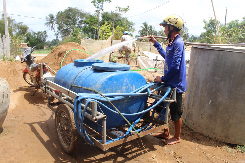 Nước từ giếng cạn được hút lên sau một ngày tích nước. (Ảnh: Hùng Võ/Vietnam+)