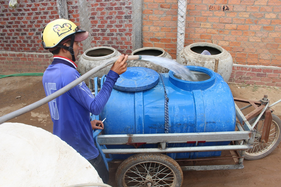 Tận dùng nguồn nước giếng khai thác được, một số hộ dân còn đem bán cho người dân trong vùng. (Ảnh: Hùng Võ/Vietnam+)