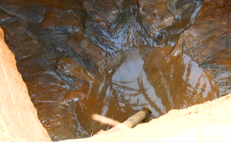 Người dân miền Tây đang đối diện với cơn sốt nước sinh hoạt đắt đỏ chưa từng thấy. (Ảnh: Hùng Võ/Vietnam+)