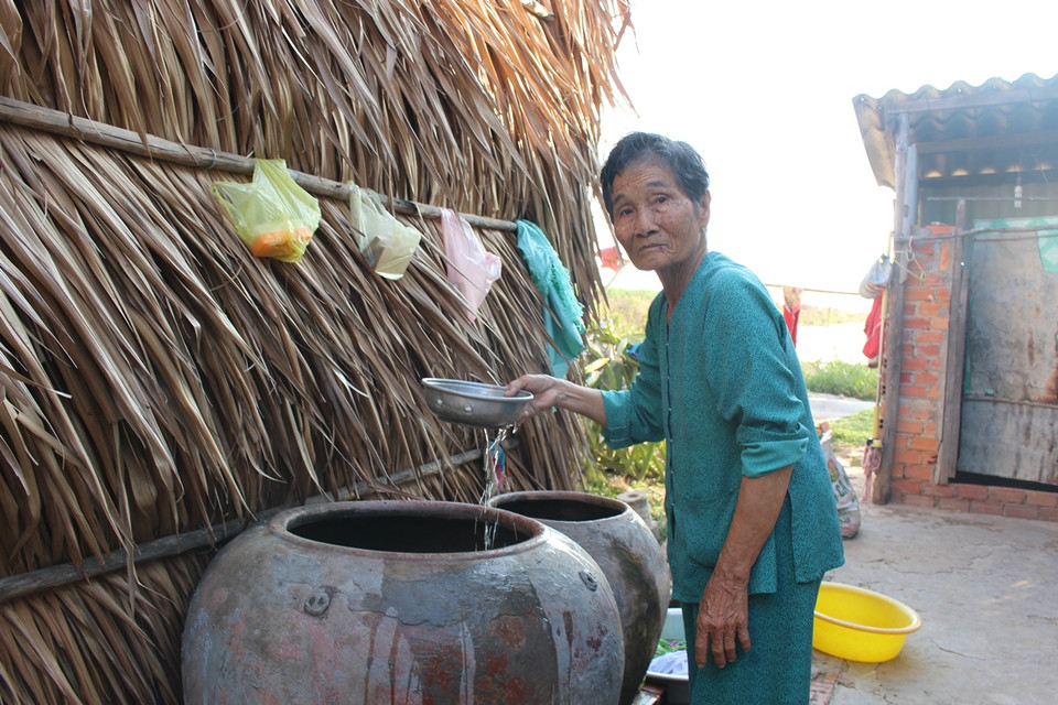 Tại một số khu vực của tỉnh Kiên Giang, người dân cũng đang phải mua từng khối nước với giá cao. (Ảnh: Hùng Võ/Vietnam+)
