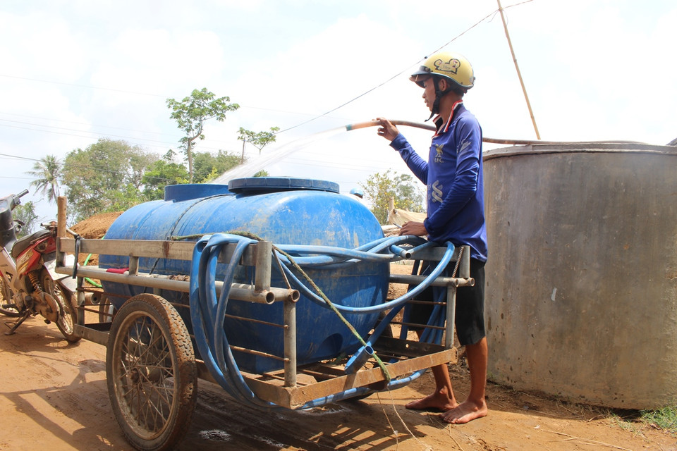 Người dân hút nước đem đi bán. (Ảnh: Hùng Võ/Vietnam+)
