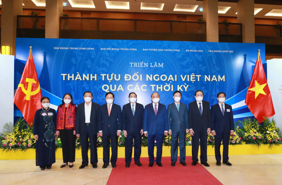 Lãnh đạo Đảng, Nhà nước chụp ảnh chung tại triển lãm thành tựu đối ngoại Việt Nam qua các thời kỳ. (Ảnh: Phương Hoa/TTXVN)