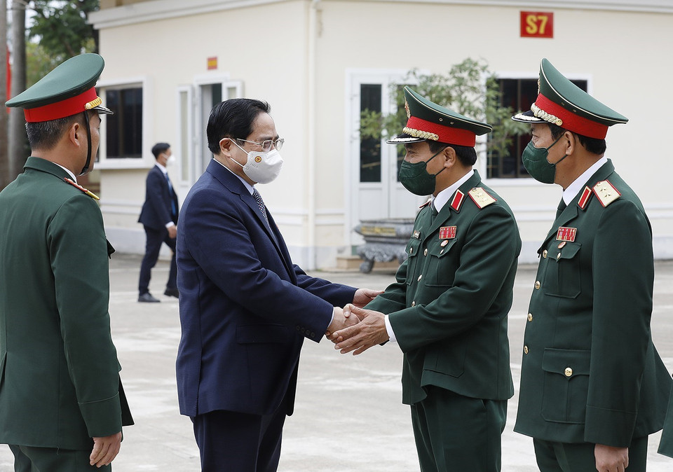 Hình ảnh Thủ tướng Phạm Minh Chính với cán bộ, sỹ quan Bộ Chỉ huy quân sự tỉnh Quảng Bình. (Ảnh: Dương Giang/TTXVN)